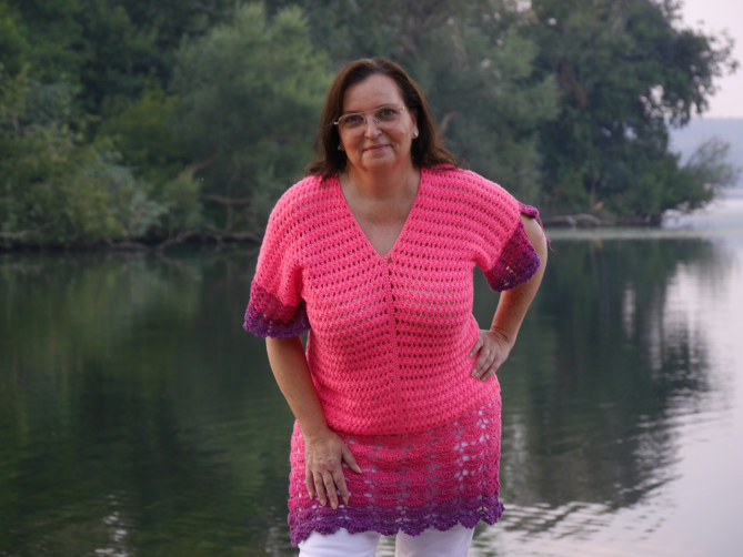 Seitliche Ansicht der Tunika „Pink Lady“ – fließender Schnitt, gehäkelt in offenem Muster