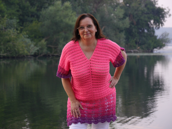 Detailaufnahme des Halsausschnitts – zarte Kante der Tunika „Pink Lady“ im Fokus