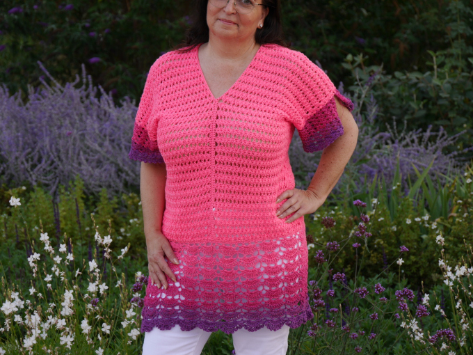 Detailaufnahme des Häkelmusters – feine, luftige Maschen der Tunika „Pink Lady“