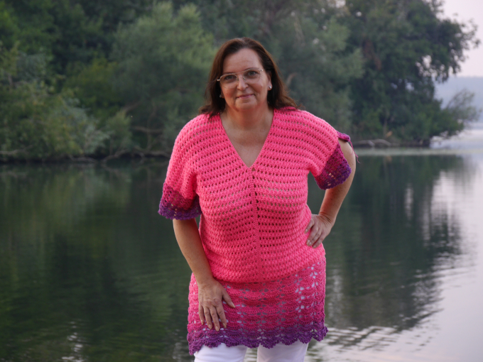 Detailaufnahme des Halsausschnitts – zarte Kante der Tunika „Pink Lady“ im Fokus